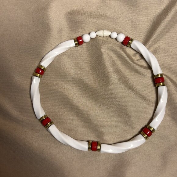 Vintage Avon 1970s Red White Gold Acrylic Twist Necklace Mod Jewelry A56 - Picture 4 of 4